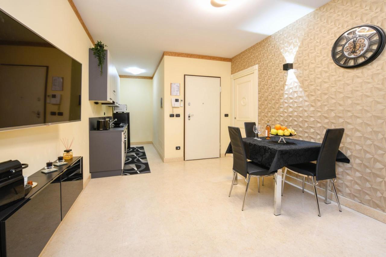 Appartamento Elite Du Lac Desenzano del Garda Bagian luar foto